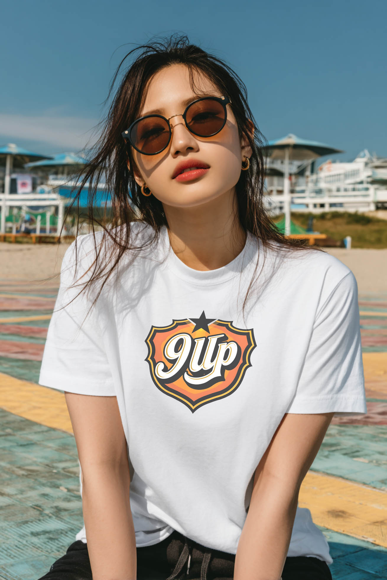 9UP Tee - 復古徽章